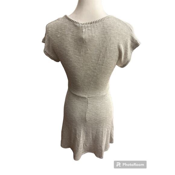 Caution to the Wind Dress Gray and White Small Short Sleeve - Picture 2 of 2